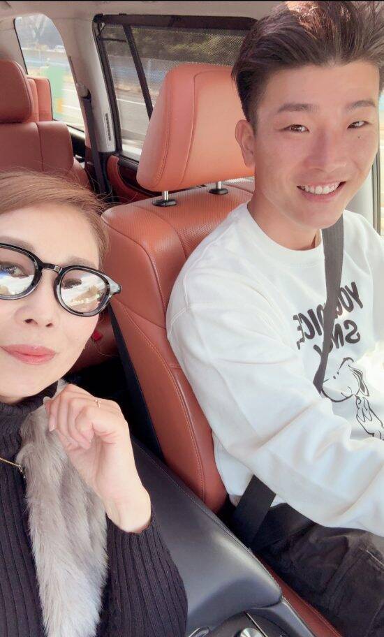 「妻は54歳、夫は33歳」“同級生のお母さん”とまさかの年の差婚。「普通の結婚をしてほしい」大反対の両親を納得させた意外な方法