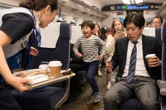 新幹線で大騒ぎする外国人親子にコーヒーをこぼされた男性が放った、“静まり返るほど重たいひと言”…数字が物語る「車内騒音」への厳しい視線も