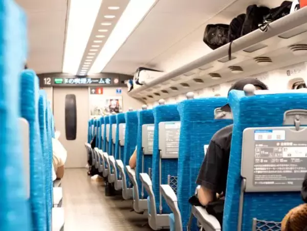 「新幹線で大騒ぎする外国人親子にコーヒーをこぼされた男性が放った、“静まり返るほど重たいひと言”…数字が物語る「車内騒音」への厳しい視線も」の画像
