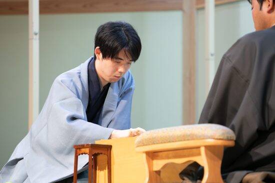 藤井聡太「プロになった今、感じる“将棋の楽しさ”」。熊本復興応援対局、八代八段が大激闘の末に藤井を破る