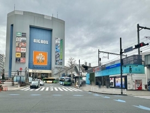 高田馬場｢駅前不法占拠｣がついに解体。“謎の激シブ店舗群”が現在は｢ただの壁｣に…むしろ「なぜ令和まで生き残れたのか」背景に迫る