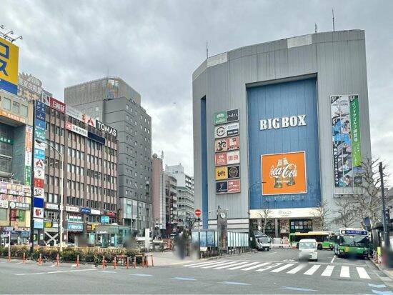 高田馬場｢駅前不法占拠｣がついに解体。“謎の激シブ店舗群”が現在は｢ただの壁｣に…むしろ「なぜ令和まで生き残れたのか」背景に迫る