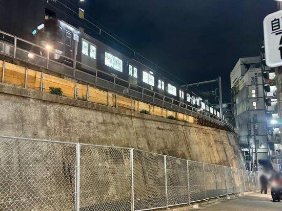 高田馬場｢駅前不法占拠｣がついに解体。“謎の激シブ店舗群”が現在は｢ただの壁｣に…むしろ「なぜ令和まで生き残れたのか」背景に迫る