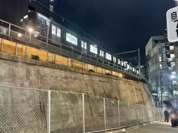 「高田馬場｢駅前不法占拠｣がついに解体。“謎の激シブ店舗群”が現在は｢ただの壁｣に…むしろ「なぜ令和まで生き残れたのか」背景に迫る」の画像