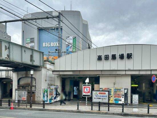高田馬場｢駅前不法占拠｣がついに解体。“謎の激シブ店舗群”が現在は｢ただの壁｣に…むしろ「なぜ令和まで生き残れたのか」背景に迫る