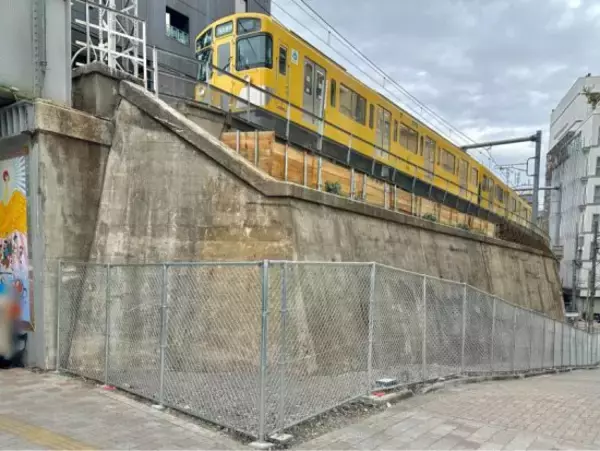 「高田馬場｢駅前不法占拠｣がついに解体。“謎の激シブ店舗群”が現在は｢ただの壁｣に…むしろ「なぜ令和まで生き残れたのか」背景に迫る」の画像