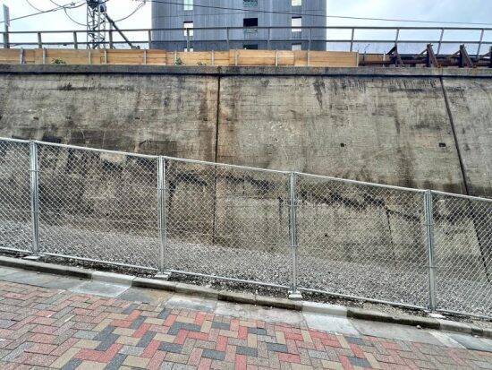 高田馬場｢駅前不法占拠｣がついに解体。“謎の激シブ店舗群”が現在は｢ただの壁｣に…むしろ「なぜ令和まで生き残れたのか」背景に迫る