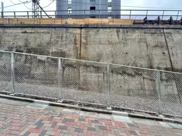 「高田馬場｢駅前不法占拠｣がついに解体。“謎の激シブ店舗群”が現在は｢ただの壁｣に…むしろ「なぜ令和まで生き残れたのか」背景に迫る」の画像