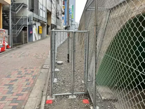 「高田馬場｢駅前不法占拠｣がついに解体。“謎の激シブ店舗群”が現在は｢ただの壁｣に…むしろ「なぜ令和まで生き残れたのか」背景に迫る」の画像