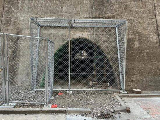 高田馬場｢駅前不法占拠｣がついに解体。“謎の激シブ店舗群”が現在は｢ただの壁｣に…むしろ「なぜ令和まで生き残れたのか」背景に迫る