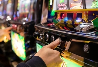 パチンコ店の「サクラ」で荒稼ぎした47歳。“客を裏切り続ける店長”が手にするカネは…――仰天ニュース特報