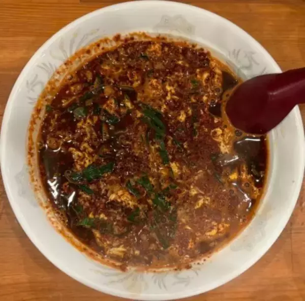 「【2025年はすでに682杯】「毎日2杯の麺」を食べ続ける31歳女性を直撃。「麺以外の食事はお寿司やステーキ」健康診断の結果は」の画像