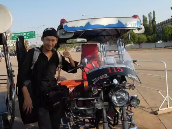 「11歳下のタイ人女性と国際結婚した日本人男性が、現地で居酒屋を経営するまで「外までお客さんを見送りに出ると、彼女がいて…」」の画像