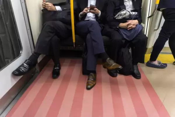 電車の優先席で酒を飲む迷惑な会社員が、大慌てで頭を下げて高齢者に席を譲るまで「たった一言ですが、効果は絶大でした」