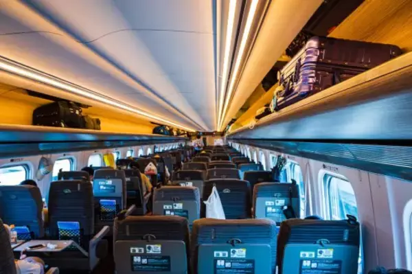 「新幹線で「動画を大音量で再生する」外国人観光客に、年配の男性が放った“迫力のある一言”――年末年始ベスト」の画像