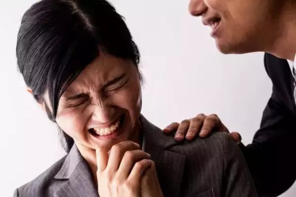 「トイレットペーパー大量持ち帰り、顧客名簿を転職先に持ち出し…会社員2000人に聞いた“闇落ち社員”急増の実態」の画像