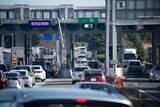 「「次のSAまでどれくらい？」GWの帰省が地獄絵図に…渋滞する高速で「トイレを我慢し続けた」男性の後悔」の画像1