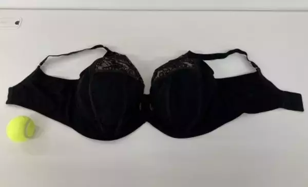 「“胸の大きさがずっとコンプレックスだった”女性の転機「マツコさんが『あなたの体は下品じゃない』と…」＜GW特別アンコール＞」の画像