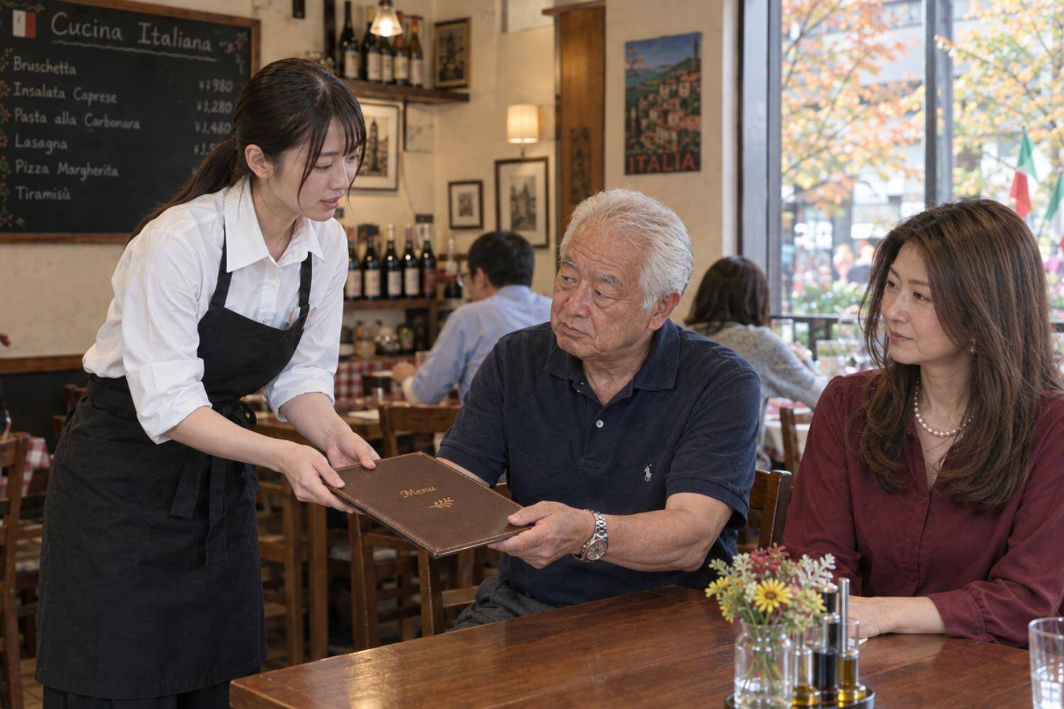 「土下座しろ！」水をこぼした女性店員に激怒する高齢の男性…救いの手を差し伸べてくれた“意外な人物”／飲食店で働く4人に1人がどんな目にあっているのか調べてみた