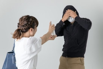 「酔った男に近くの路地へ引きずり込まれそうになり、噴射した」28歳女性も。“催涙スプレー”を持ち歩く女性の胸中