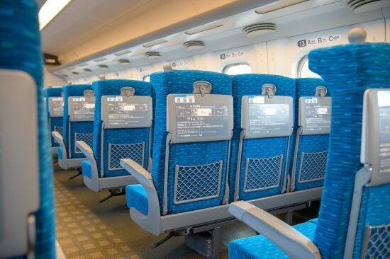 満員の新幹線で“荷物を横の席に置く”女性。後から乗り込んできた“おばちゃん”が放った「正義の一言」にスッキリ――年末年始ベスト