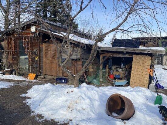 ほぼ交際0日で結婚、東京から青森に移住した女性。公共の電気、ガス、水道も使わない「0円生活」の内容