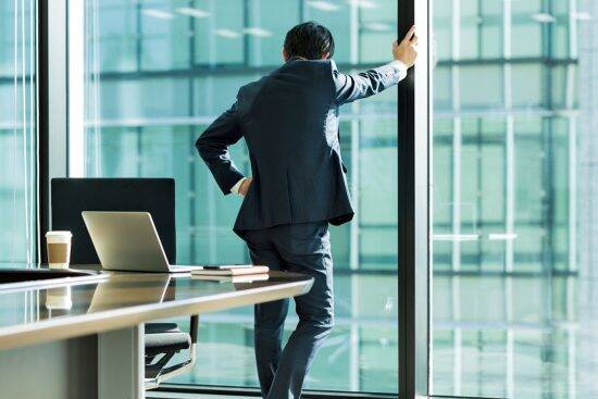 「後悔しかありません」大手メーカーで早期退職に乗らなかった49歳社員の末路。花形部署から“雑務で時間を潰す毎日”へ