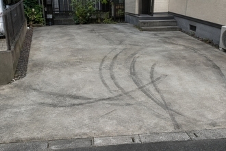 家の駐車場を“一面の”砂利やアスファルトにしてはいけないワケ。「タイヤ痕が残らない」駐車場の作り方とは？／注文住宅で「不満」を感じるポイントは何なのか調べてみた