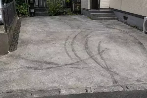 家の駐車場を“一面の”砂利やアスファルトにしてはいけないワケ。「タイヤ痕が残らない」駐車場の作り方とは？／注文住宅で「不満」を感じるポイントは何なのか調べてみた