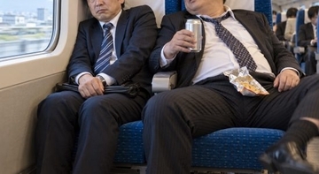 「ムリっすね、もう入らないでしょ」新幹線の荷物棚を占領した男性を黙らせた“乗客のひと言”