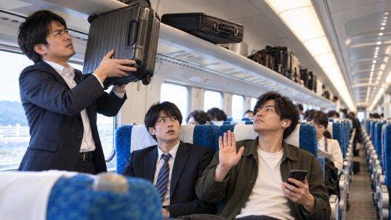 「ムリっすね、もう入らないでしょ」新幹線の荷物棚を占領した男性を黙らせた“乗客のひと言”