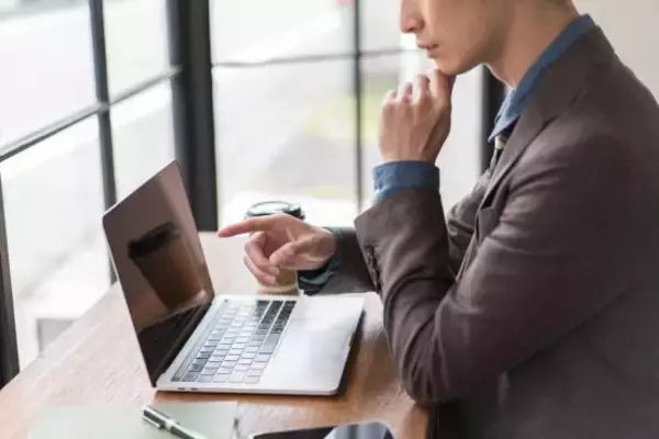 「「女性から好意を抱かれる男性」に共通している“初対面の前にしている5つの行動”」の画像