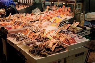 盗んだアラがカマ焼きに、釣った魚は高級料理に…記者が見た“格安飲食店”の異常な仕入れ