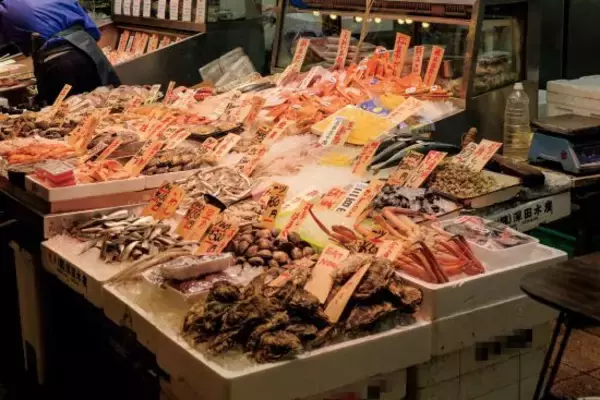 盗んだアラがカマ焼きに、釣った魚は高級料理に…記者が見た“格安飲食店”の異常な仕入れ