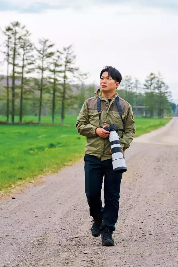 「「亡きがらをツノに絡ませたシカ」で日本人初の快挙。それでも「写真はあくまで趣味」北海道の高校教師が明かした本音」の画像