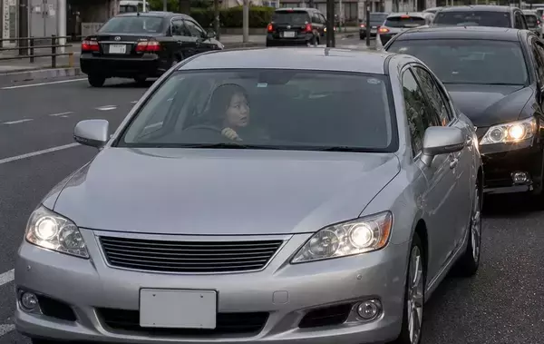 交差点で“あおり運転”された女性。恐怖で動けなくなっていたら…救ってくれたトラック運転手の“一喝”／実は「制限速度＝安全」ではない、道交法のちょっとした落とし穴