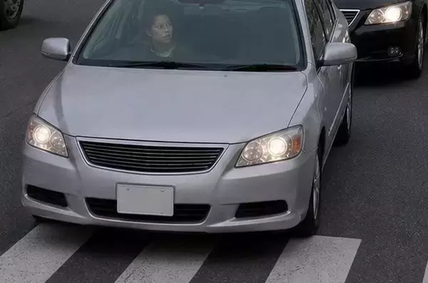 「交差点で“あおり運転”された女性。恐怖で動けなくなっていたら…救ってくれたトラック運転手の“一喝”／実は「制限速度＝安全」ではない、道交法のちょっとした落とし穴」の画像