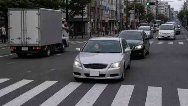「交差点で“あおり運転”された女性。恐怖で動けなくなっていたら…救ってくれたトラック運転手の“一喝”／実は「制限速度＝安全」ではない、道交法のちょっとした落とし穴」の画像
