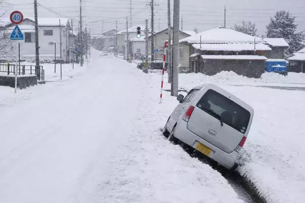 「交差点で“あおり運転”された女性。恐怖で動けなくなっていたら…救ってくれたトラック運転手の“一喝”／実は「制限速度＝安全」ではない、道交法のちょっとした落とし穴」の画像