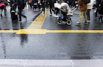 秋雨・ゲリラ豪雨でも歩ける「防水スニーカー」3選。売れているけどおすすめしづらい1足も