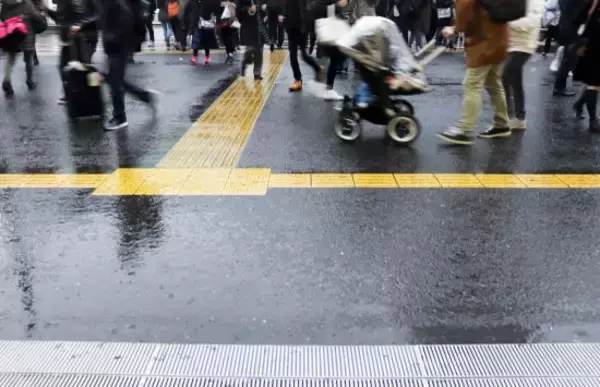 秋雨・ゲリラ豪雨でも歩ける「防水スニーカー」3選。売れているけどおすすめしづらい1足も