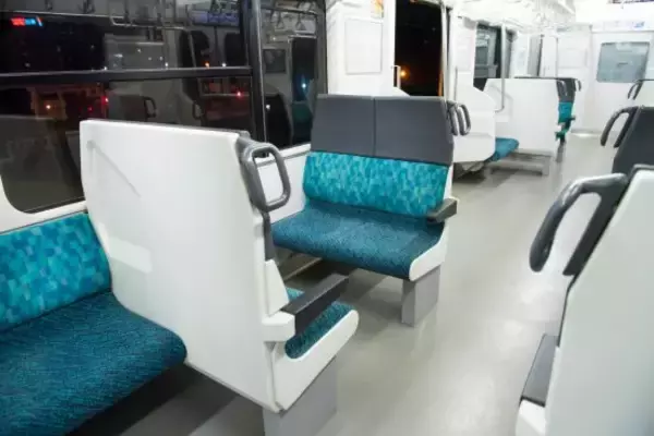 「電車内は満席状態なのに…「通路をふさいで酒を飲む若者4人組」を追い払った60代男性の“静かな一言”――3連休ベスト」の画像