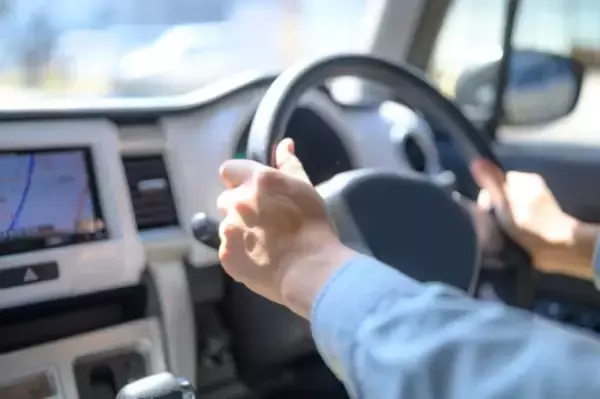 女子高生に当て逃げした「60代男性ドライバー」が逆ギレ。警察が来ると急にオロオロしはじめ…一発で免許取消しも、最新の厳罰事情