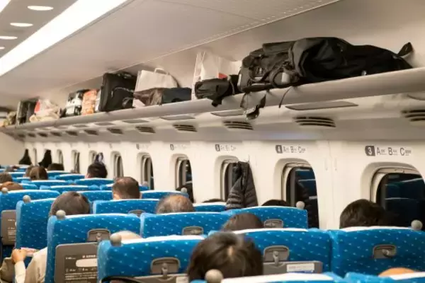特大スーツケースで「新幹線の通路を占領する」女性客を注意したら逆ギレされ…「気づいたら僕が悪者みたいになってました」