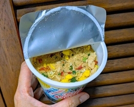 「冷たい水を入れて5分」お湯のいらないカップ麺が話題に。実食した記者が“言葉を失った”ワケ