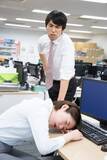 「「あの人がいるだけで職場がしんどい」約4割が遭遇している“毒社員”の正体…「不機嫌アピール」「反対意見を聞かない」人の共通点と撃退法」の画像1