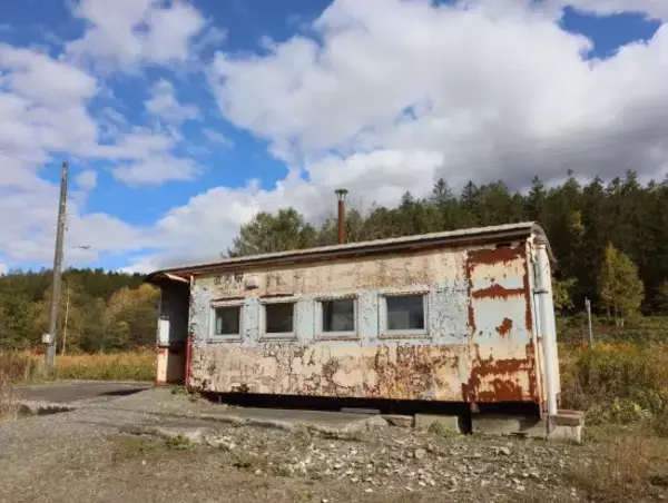 「火気厳禁なのに」無人の秘境駅で“バーナー調理”も…鉄道ファンが呆れた「非常識な迷惑行為」の実態
