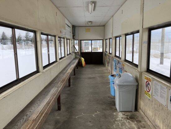 「火気厳禁なのに」無人の秘境駅で“バーナー調理”も…鉄道ファンが呆れた「非常識な迷惑行為」の実態