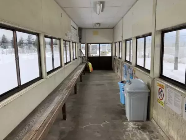 「「火気厳禁なのに」無人の秘境駅で“バーナー調理”も…鉄道ファンが呆れた「非常識な迷惑行為」の実態」の画像