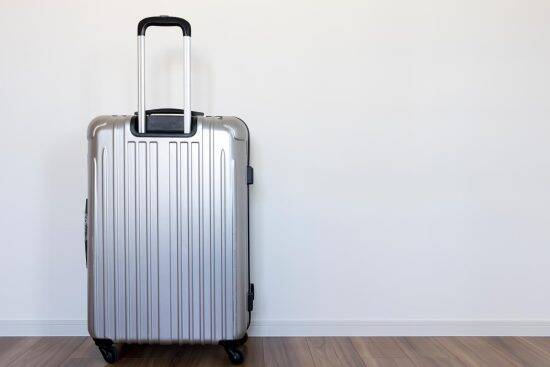 「地獄の2時間でした」新幹線で“ハズレ席”を引いた24歳男性の悲劇。特大スーツケースのせいで乗客が口論に…